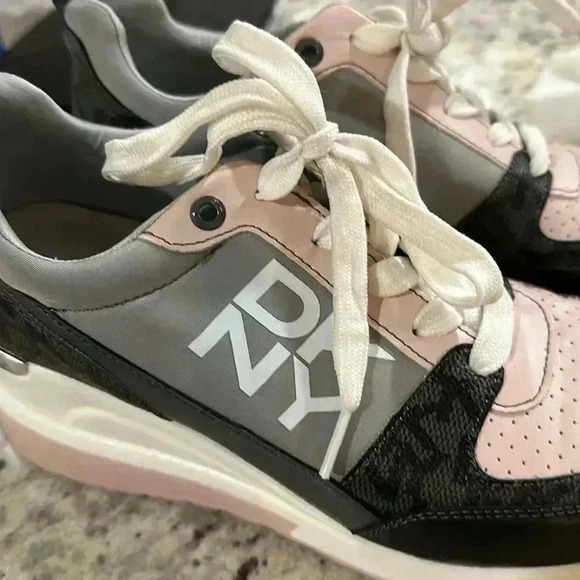 DKNY platform sneakers. Size 7 - Picture 9 of 10